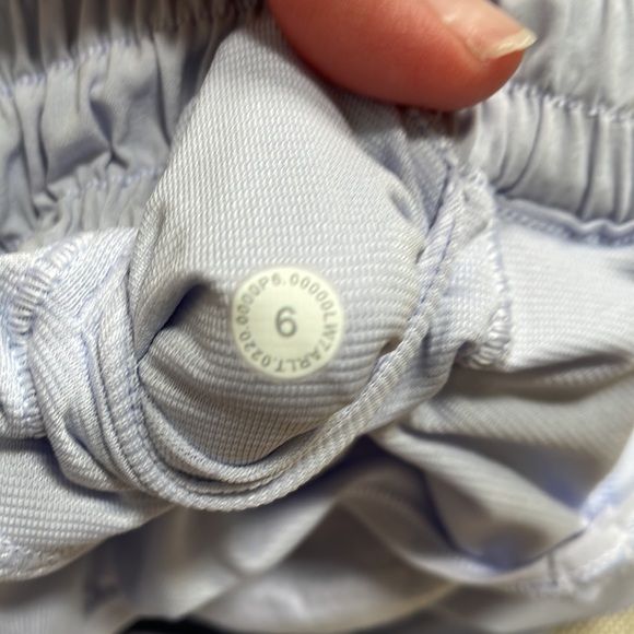 Hotty Hot Low-Rise Lined Short 4" Serene Blue EUC Size 6 no rips tears or stains - Picture 8 of 11